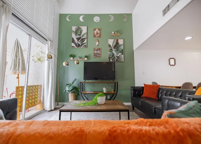 Vintage Near Golf & Old Town Apartment