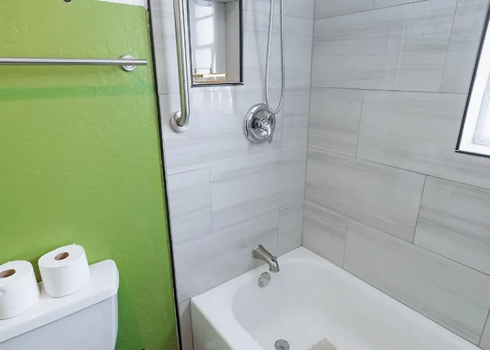 Vintage Near Golf & Old Town Apartment